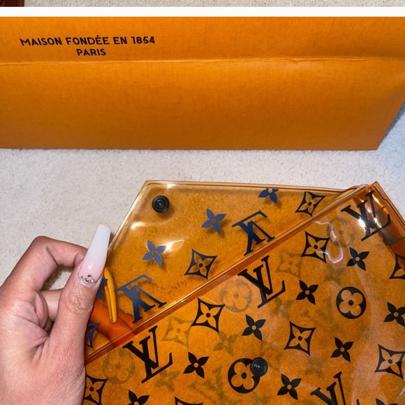 Last 1! - Authentic Louis Vuitton Monogram Clear Clutch Pouch ⚠️ with NO BOX ⚠️ - Picture 4 of 11